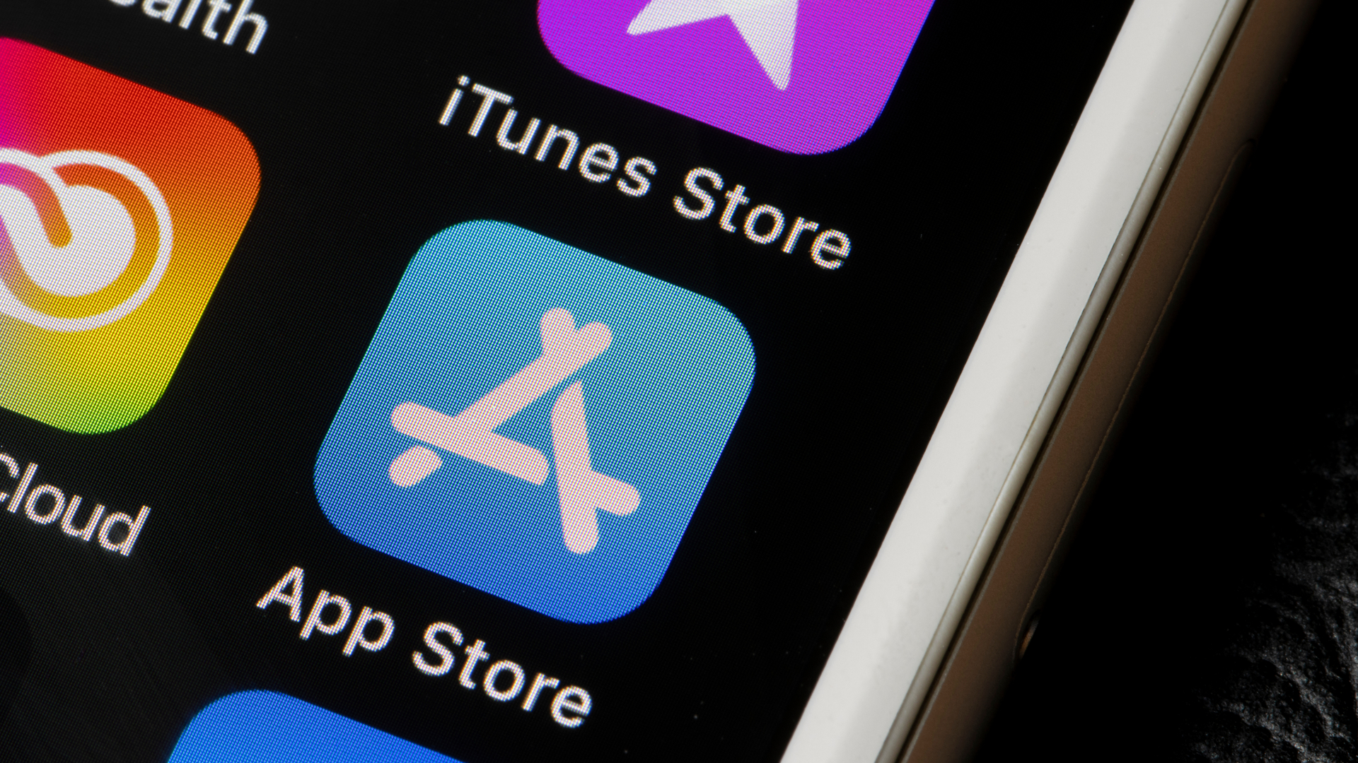 Apple șterge toate aplicațiile neactualizate din App Store